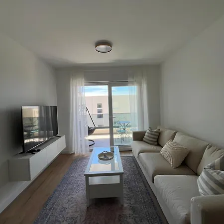 One-bedroom With Private Parking Apartment *