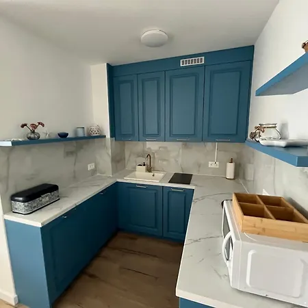 Apartment One-bedroom With Private Parking *