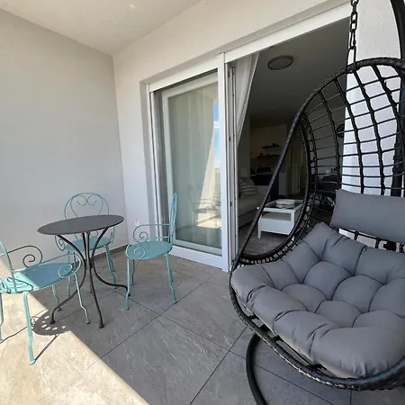 One-bedroom With Private Parking *